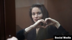 Favorskaya was scheduled to be released from prison on March 27 after serving 10 days in jail on a charge of disobedience to police orders filed after she was detained on March 17 in a cafe after visiting Navalny’s grave. 