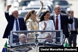 Lula waves to supporters on his way to a swearing-in ceremony on January 1 following his reelection in 2022.