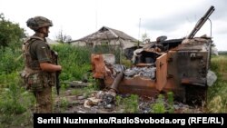 Украинский военный в освобожденном селе Благодатное Донецкой области, 17 июня 2023 года