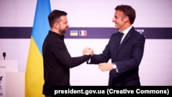 Президент Украины Владимир Зеленский (слева) и Эмманюэль Макрон