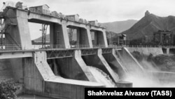 A 1987 photo of the Zemo Avchala Dam. The hilltop Jvari Monastery is visible in background.