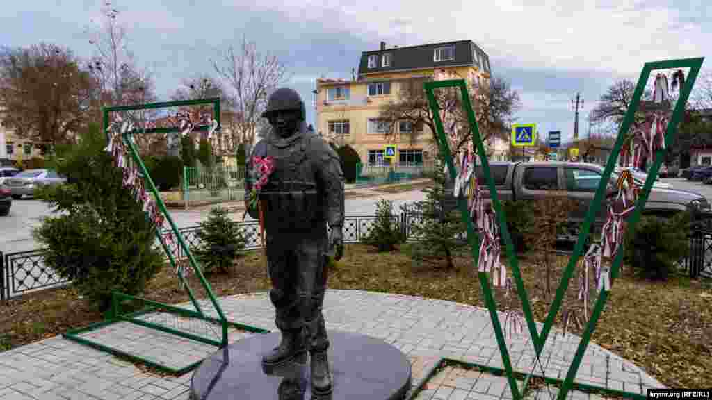 Памятник &laquo;вежливому&raquo; солдату с неестественно изогнутой наружу левой стопой и другими видимыми скульптурными &laquo;косяками&raquo; установили в сквере &laquo;афганцев&raquo; три года назад. В этом году для пущего эффекта его &laquo;усилили&raquo; литерами Z и V