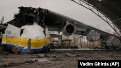 Аэродром Гостомель после боев, уничтоженный самолет Ан-225 «Мрія»