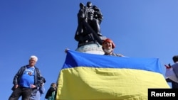 Протест против вторжения России в Украину у мемориала в Трептов-парке 9 мая 2022 года