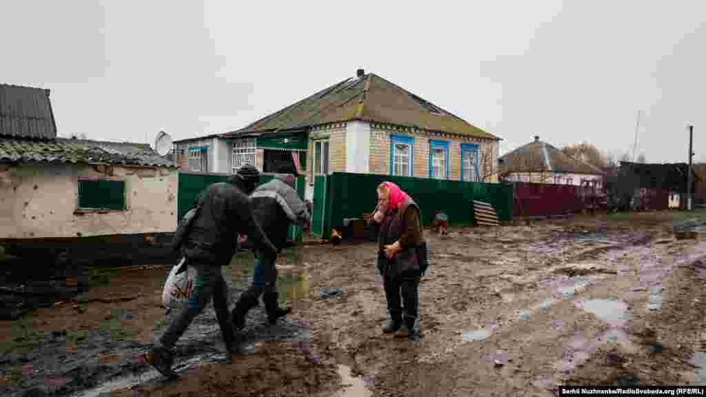 Все вокруг смешивается в одну мелодию войны: лай собак, разрывы &laquo;Градов&raquo; и тяжелой артиллерии россиян, плач женщин, покидающих свои дома.