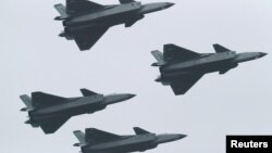 Истребители-невидимки J-20 ВВС армии Китая в небе на Китайской международной авиационно-космической выставке Airshow China в Чжухае, провинция Гуандун, Китай, 8 ноября 2022 года