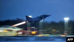 Истребитель JAS 39 Gripen C/D взлетает из аэропорта Лулео-Каллакс во время военных учений НАТО Nordic Response 24, проводимых на севере Швеции, Норвегии и Финляндии. Швеция, 4 марта 2024 года