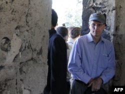 Ambassador Robert Ford enters the headquarters of local security forces in the restive northern Syrian town of Jisr al-Shughur on June 20.