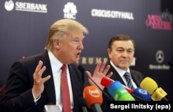 Donald Trump (left) and Aras Agalarov at a press conference ahead of the Miss Universe pageant in Moscow in 2013.