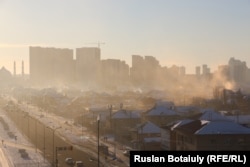 Несмотря на расположение в ветреной степи, угольный смог то и дело накрывает и столицу Казахстана Нур-Султан