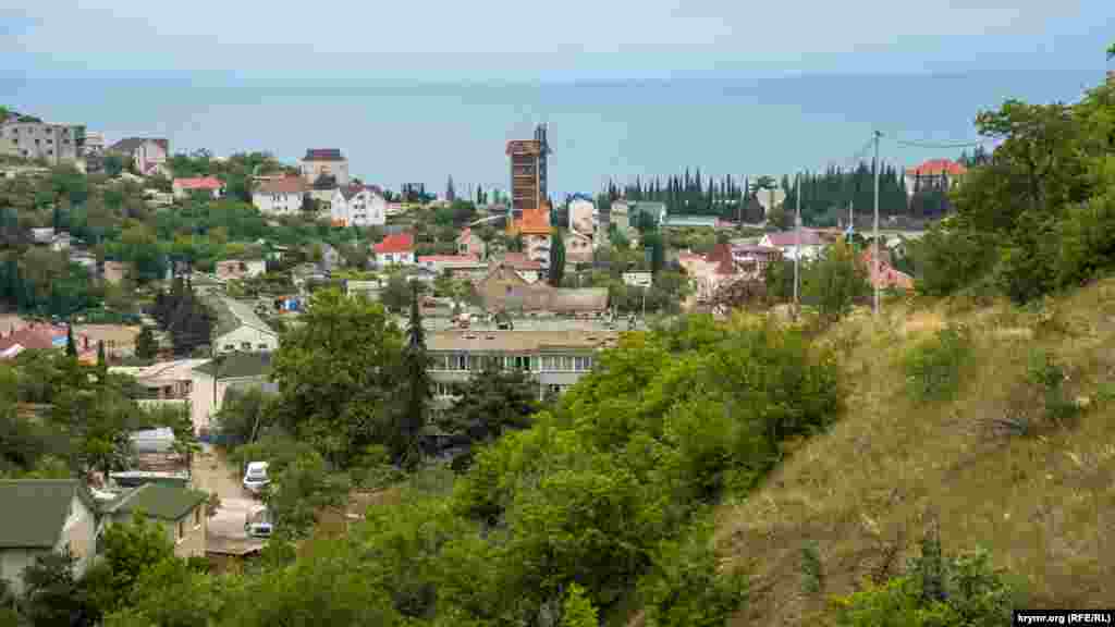 Вид на село с горных склонов