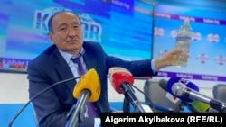 Kyrgyz Health Minister Alymkadyr Beishenaliev told reporters last week that an infusion of aconite had been given to hundreds of coronavirus patients. 