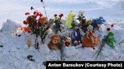 An impromptu memorial to two boys in Kolyvan who drowned after falling into a two-meter-wide trench. 