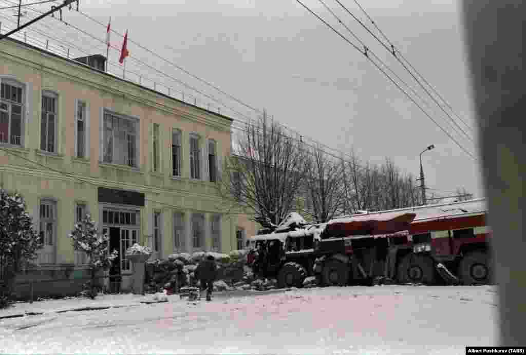 Вооруженные осетины 1 января 1991 года у баррикады в Цхинвали. Перестрелка началась 5 января, когда вооруженные этнические грузины вошли в Цхинвали. Вооруженное противостояние в городе между грузинами и осетинами продолжалось неделями, пока грузинские вооруженные подразделения не оставили город​ &nbsp; 