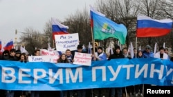 Участники митинга в Москве, 15 марта 2014 года