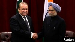 Pakistan's Prime Minister Nawaz Sharif (left) shakes hands with Indian Prime Minister Manmohan Singh during the United Nations General Assembly in New York on September 29.