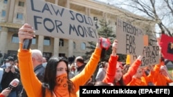 Protesters rally in support of Georgian opposition leader Nika Melia in front of Tbilisi's city court on April 8.