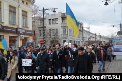 Активисты шагают в сторону Верховного Совета Крыма по улице Карла Маркса