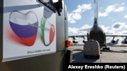 Российские военные загружают оборудование и средства дезинфекции в грузовые самолеты для отправки в Италию