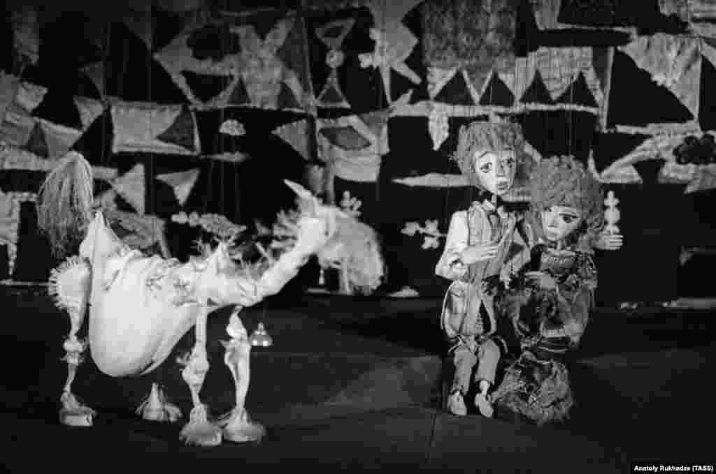 A performance in the Gabriadze Theater in 1983. &nbsp; The puppet performances, which used scruffy marionettes to tell profound stories, soon won fans around the world. The theater troupe toured extensively.