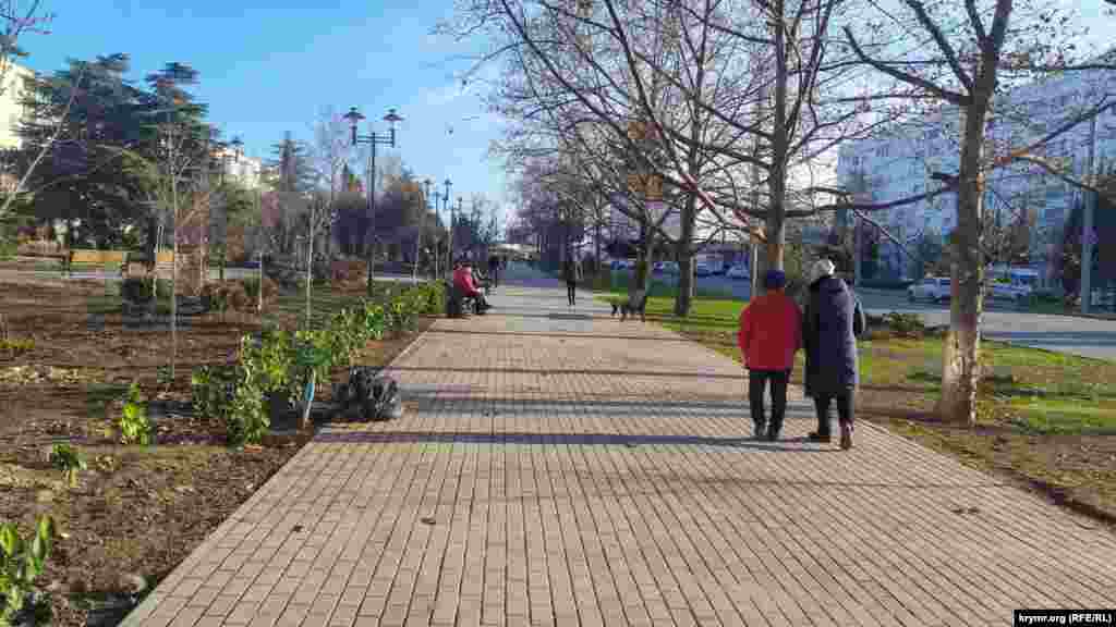 Горожане прогуливаются по аллее