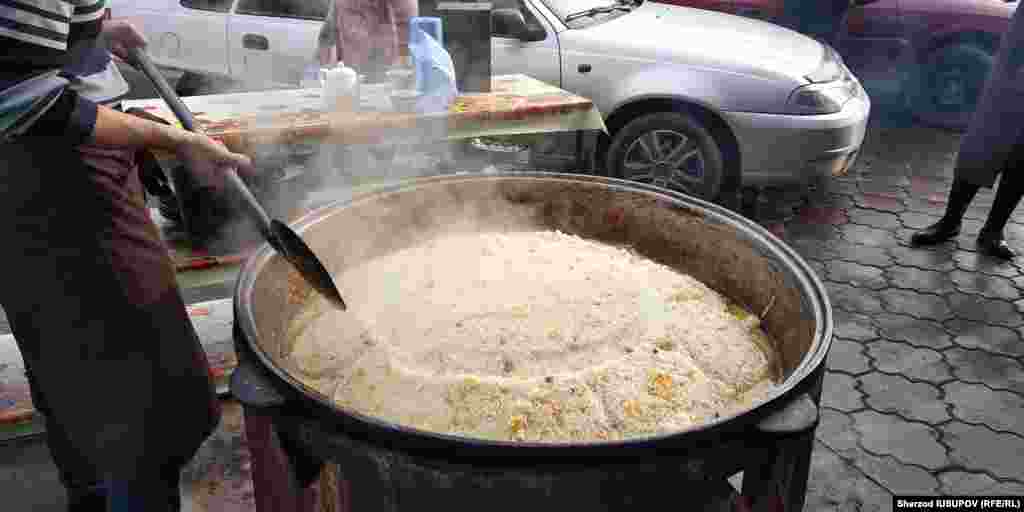 Uzbekistan-Kyrgyzstan-Tashkent plov in Osh