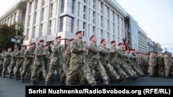 В этом году военные прошли по Крещатику без военной техники