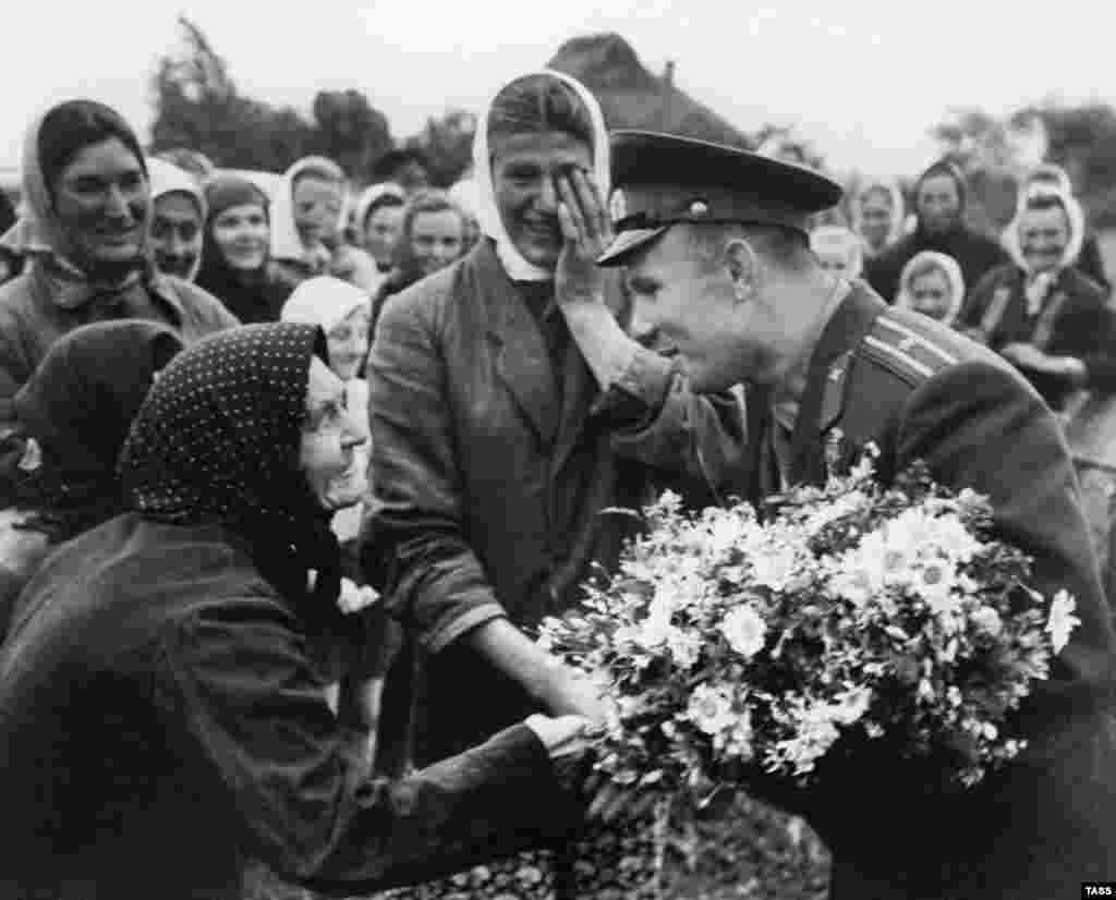 Жители Смоленска (Россия) встречают космонавта, 16 июня 1961 года &nbsp;