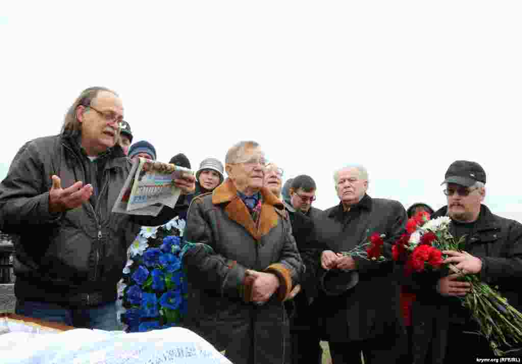 Телевизионный журналист Александр Польченко прощаясь с покойным прочитал его стихотворение «Крымским украинцам!».