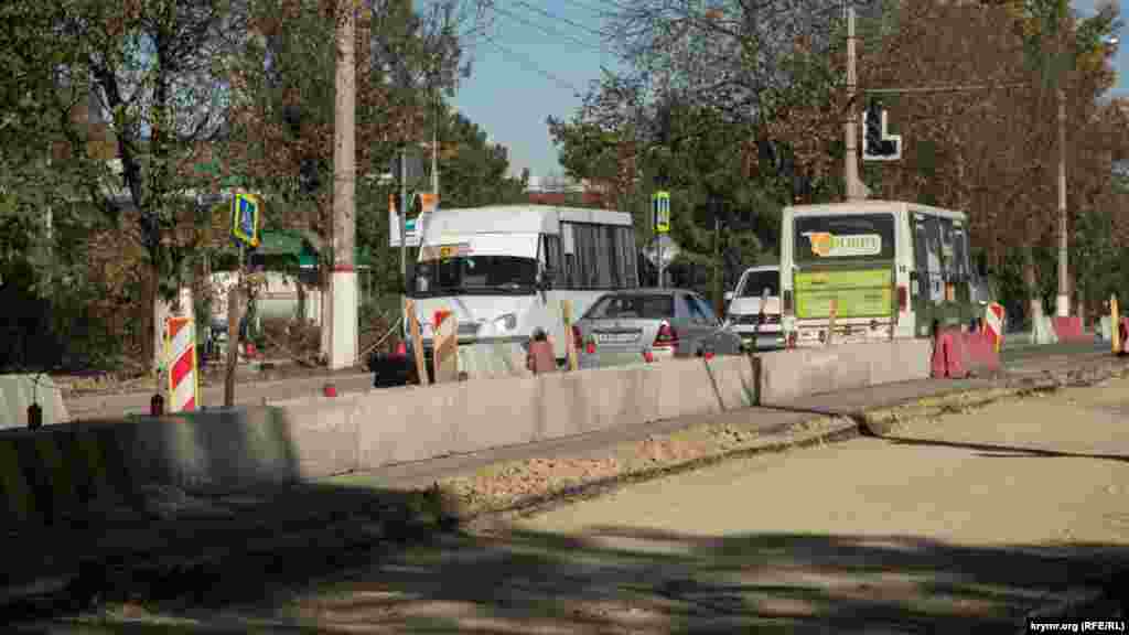 Улица Севастопольская одна из самых оживлённых в городе. На время реконструкции движение сократилось с четырех полос до двух