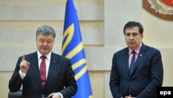 Ukrainian President Petro Poroshenko (left) appointed former Georgian president Mikheil Saakashvili as Odesa's regional governor in May 2015.