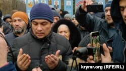 Крымские активисты встречают адвоката Эмиля Курбединова после ИВС, 11 декабря 2018 года