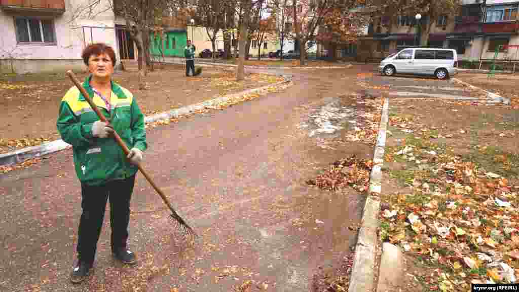 Тетя Соня работает дворником в Армянске не первый год