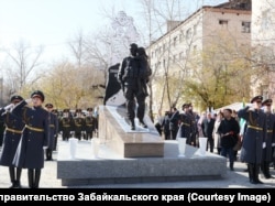 Памятник в Чите, в городе на Дальнем Востоке России, с изображением российского военного – участника вторжения, несущего девочку. Позади современного солдата есть изображение тени советского солдата, который также держит девочку