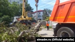 Коммунальные службы Симферополя устраняют последствия непогоды в городе