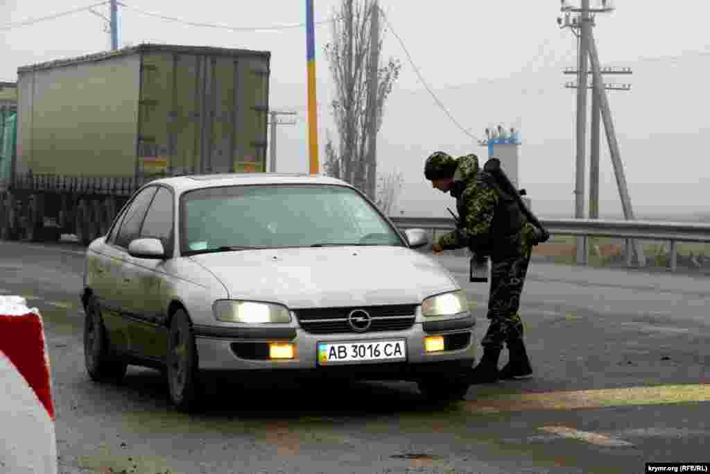 Украинские пограничники при осмотре граждан пересекающих границу могут общаться как на русском так и на украинском языке