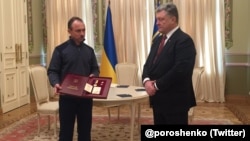 Петр Порошенко вручил награду Героя Украины убитого в Крыму Решата Аметова его брату Рефату Аметову. Киев, 2 марта 2018 года