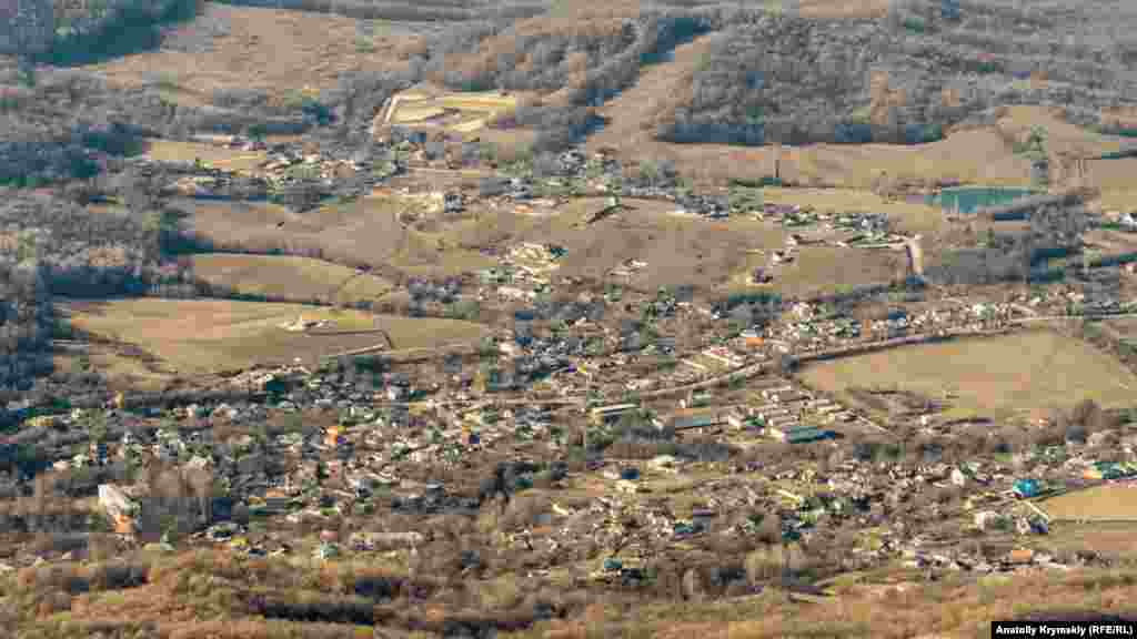 Внизу раскинулось село Соколиное