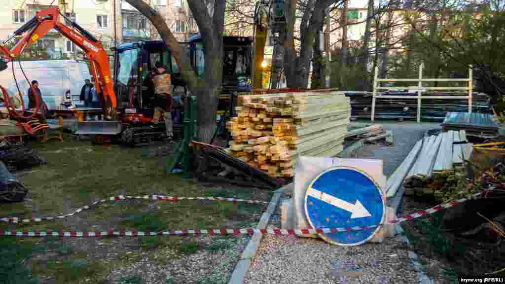 Жителей Стрелецкой бухты лишили единственного места прогулок &ndash; сквера Курсантов. Его решили реконструировать во время режима самоизоляции в Севастополе