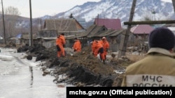 Emergency Situations Ministry personnel erect flood barriers in Altai Krai on March 24.