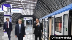 2019 - yilning 24 - oktabrida Ochilboy Ramatov (o‘ngda) prezident Mirziyoyevga "Toshkent yerusti metrosining ilk bekatlari bitdi"¸ deb hisob bergan edi.