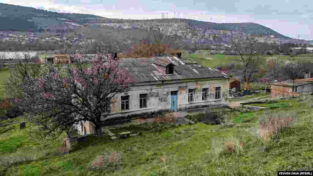 В нескольких метрах от железной дороги из инкерманского камня в 1959 году построили дом. Сейчас его двери на замке