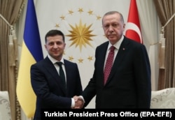 Turkish President Recep Tayyip Erdogan (right) shakes hands with Ukrainian President Volodymyr Zelenskiy in Ankara.