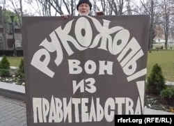 Одиночный пикет севастопольского активиста Виктора Чижова против политики российской власти в городе, 25 декабря 2020 года