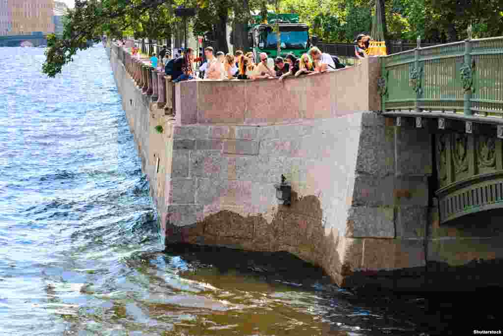 St. Petersburg&rsquo;s famous Chizhik-Pyzhik monument (on the pedestal in the center of this photo) was created by Gabriadze. It is one of the smallest statues in Russia and is one of the stars of the city&#39;s riverboat tours.&nbsp; &nbsp;