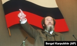 Aleksandr Solzhenitsyn addresses the Duma in 1994.