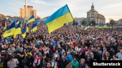 Тысячи людей на Майдане Независимости в Киеве во время акции «Нет капитуляции!» в День защитника Украины. Киев, 14 октября 2019 года