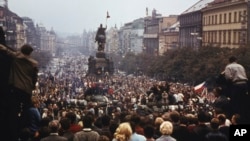 Вацлавская площадь в центре Праги. Протестующие окружили советские танки, 21 августа 1968 года