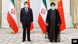 Chinese President Xi Jinping (left) and Iranian President Ebrahim Raisi in Samarkand, Uzbekistan, in September.