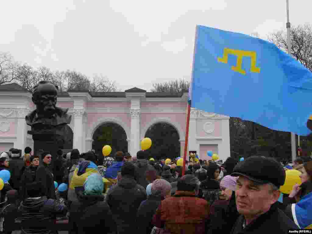 Еще одна акция протеста против российской оккупации прошла в день рождения украинского поэта Тараса Шевченко, возле его памятника в Симферополе